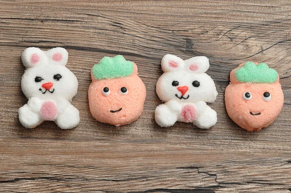 Uma linha de marshmallows forma de coelho branco e marshmallows forma de pêssego — Fotografia de Stock