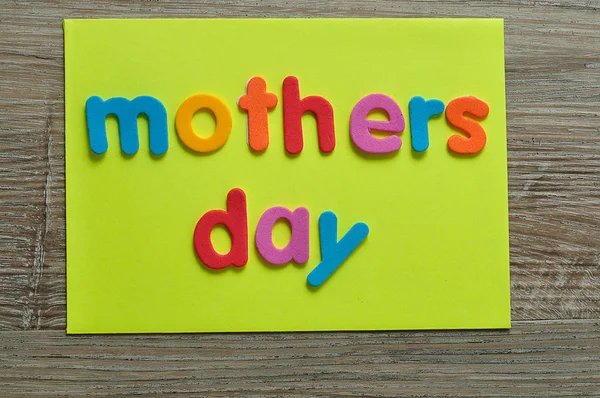 Ημέρα της μητέρας σε ένα κίτρινο σημείωμα — Φωτογραφία Αρχείου