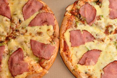 Pastırma ve peynir tepesi ile iki pizza