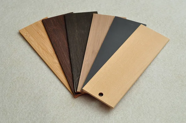 Uma amostra com cores diferentes de persianas de madeira — Fotografia de Stock