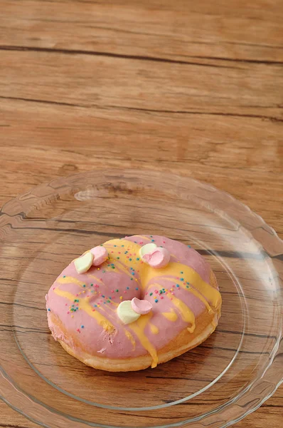 Um delicioso donut coberto de pequenos marshmallows brancos — Fotografia de Stock