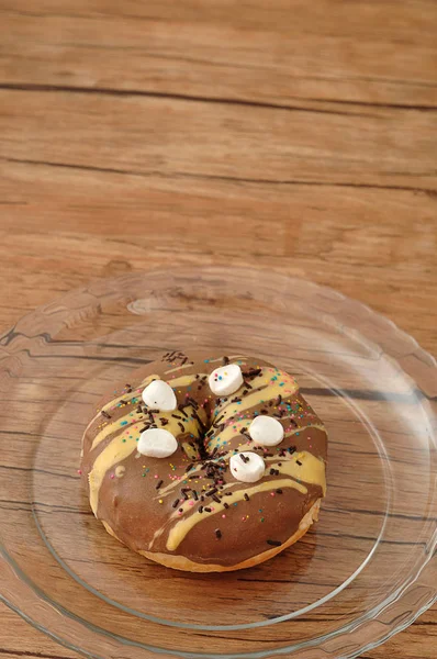 Un delicioso donut cubierto de pequeños malvaviscos blancos —  Fotos de Stock