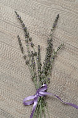 Bir avuç lavanta dallar bağlı mor şerit üzerinde ile bir ahşap arka plan