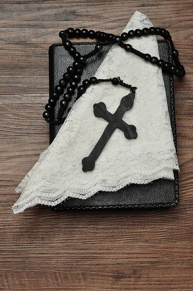 Abalorios de Rosario y una Biblia con un velo de capilla blanca — Foto de Stock