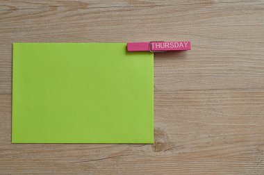 Word ile Perşembe bağlı bir peg sarı Not defteriyle