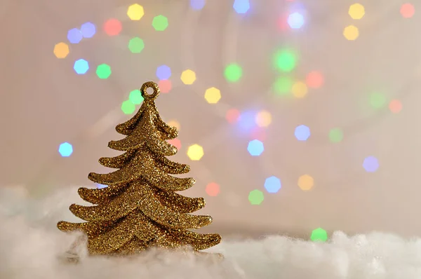 밖으로의 초점 빛 배경에 대 한 황금 크리스마스 트리 — 스톡 사진