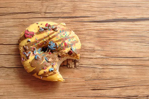 Um donut com uma mordida tirada — Fotografia de Stock