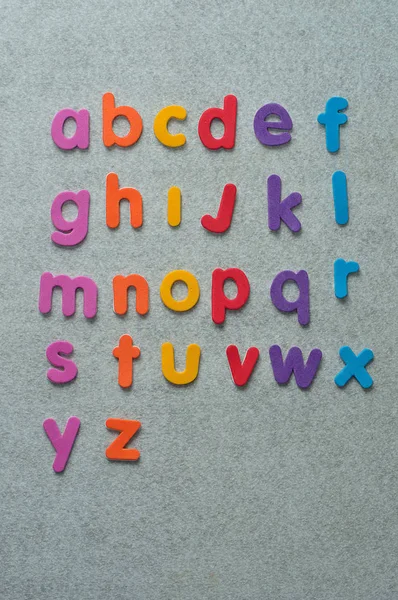 Алфавіт різнокольоровими літерами на білому тлі — стокове фото