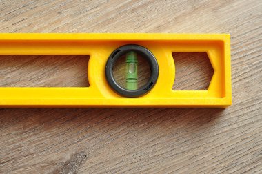 Bir düzeyi bir ahşap arka plan üzerinde izole