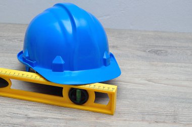 Mavi kask ve sarı düzeyi