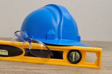 Bir kask, düzeyi ve güvenlik gözlük