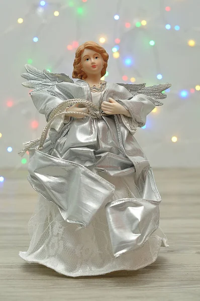En ängel som används för att dekorera en julgran mot en out-of-fokus bakgrund Royaltyfria Stockfoton