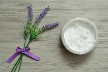 Lavanta bir kapsayıcı beyaz vücut losyonu ile görüntülenen bir demet