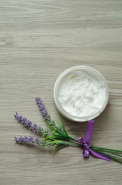 Lavanta bir kapsayıcı beyaz vücut losyonu ile görüntülenen bir demet