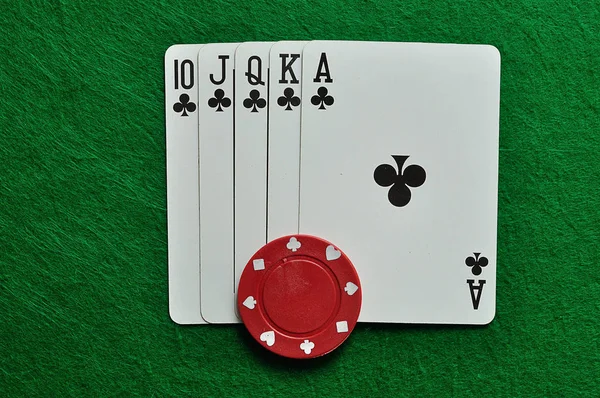 Poker królewski z czerwonym poker chip — Zdjęcie stockowe