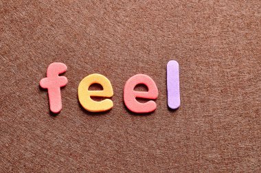 Kahverengi bir arka plan üzerinde kelime hissediyorum