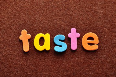 Kahverengi bir arka plan üzerinde kelime tat