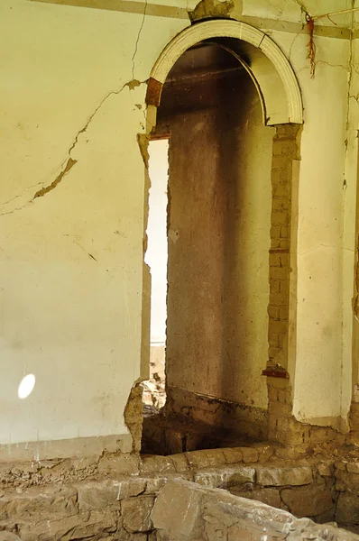 Дверь в заброшенном доме — стоковое фото