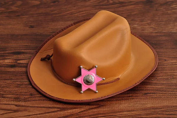 Una insignia del sheriff con un sombrero de vaquero marrón —  Fotos de Stock