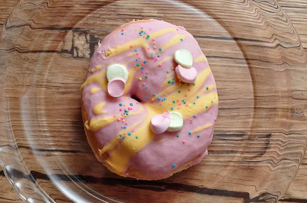 Un beignet décoré sur une plaque de verre — Photo