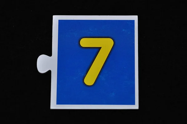 Ein Puzzleteil Mit Der Zahl Sieben — Stockfoto