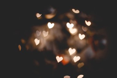 Kalpler bokeh Caddesi'nde akşam şehrin karanlık doku 