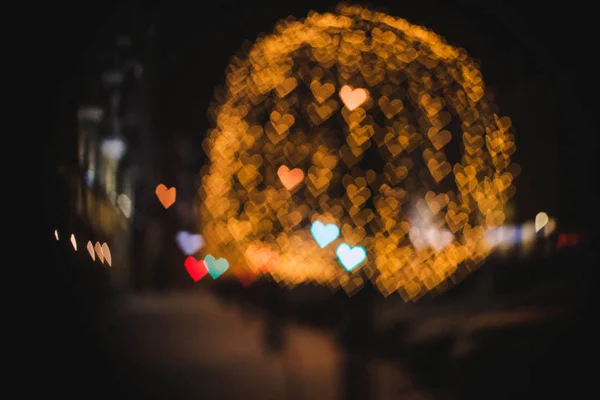 Cuori bokeh su strada di città di sera in struttura scura — Foto Stock