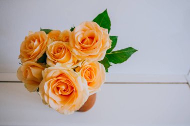 Bir kil sürahi içinde gül buketi