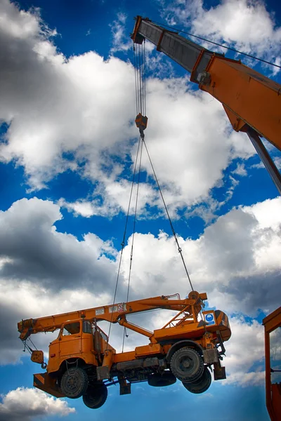 Grua que transporta uma carga — Fotografia de Stock