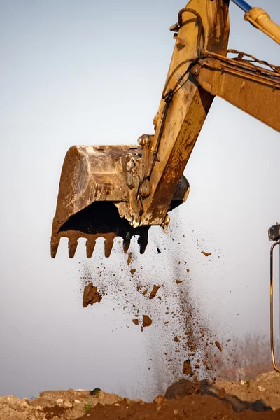 Balde escavadeira no local — Fotografia de Stock