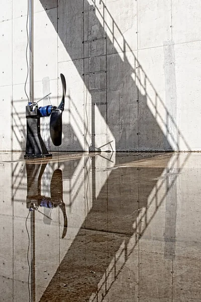 Mélangeur lent dans la piscine — Photo