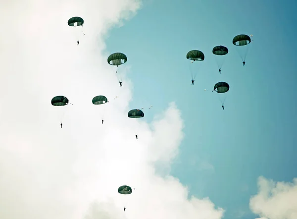 Parachutistes dans le ciel — Photo