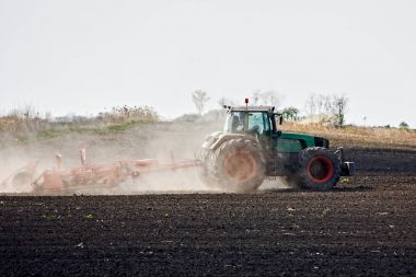 Traktör ile çiftçilik