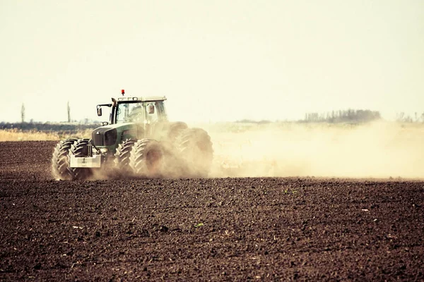 Plöjning med traktor — Stockfoto