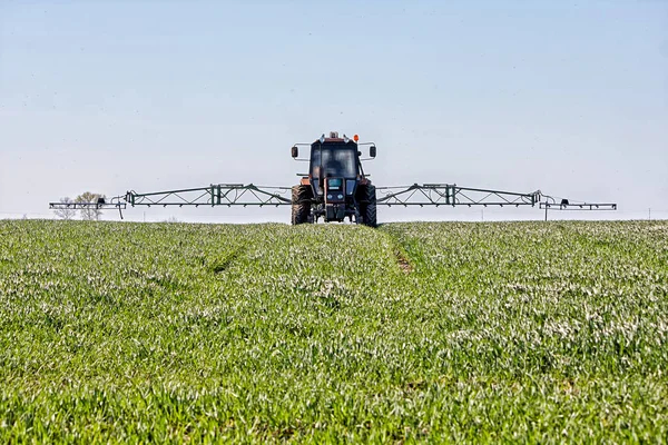 Pulverização de trator, agricultura — Fotografia de Stock