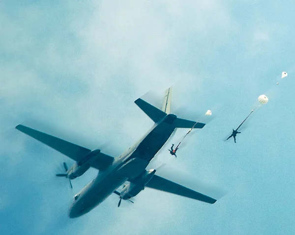 Paracaidistas en el cielo — Foto de Stock