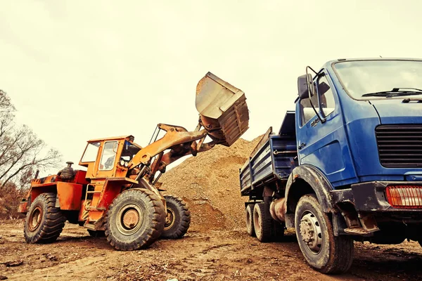 Excavator loading sand — Stock Photo, Image