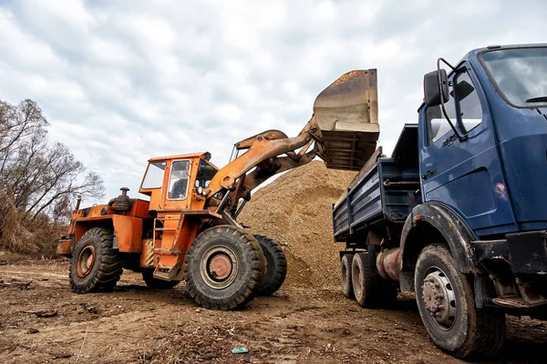 Grävmaskin lastning sand — Stockfoto