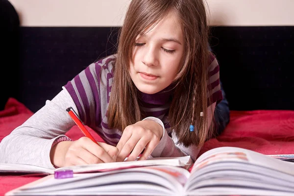 Meisje doet huiswerk — Stockfoto