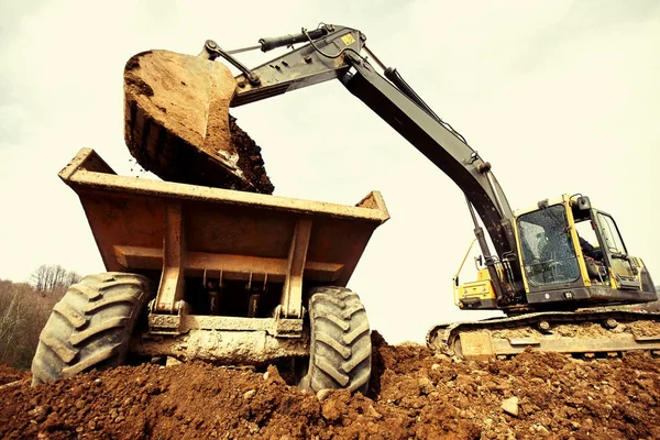 Grävmaskin lastning sand — Stockfoto