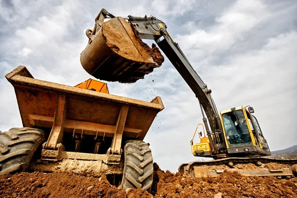 Grävmaskin lastning sand — Stockfoto