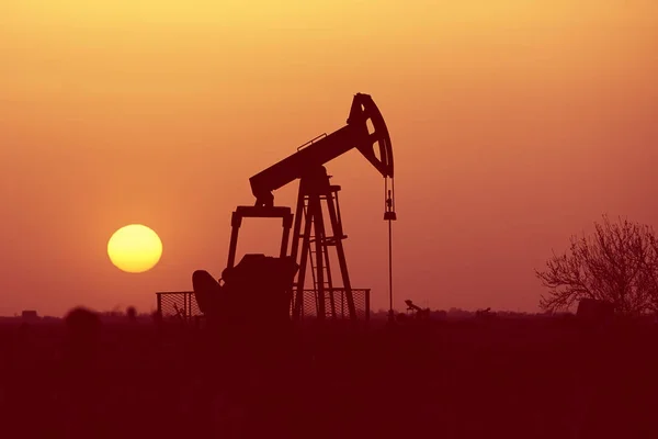 Oil pump at sunset — Stock Photo, Image