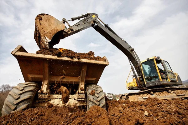 Excavator loading sand — Stock Photo, Image