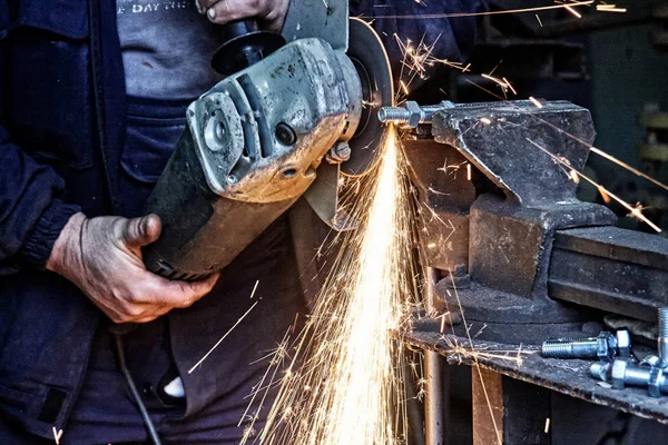 Snijden-draad met een grinder — Stockfoto