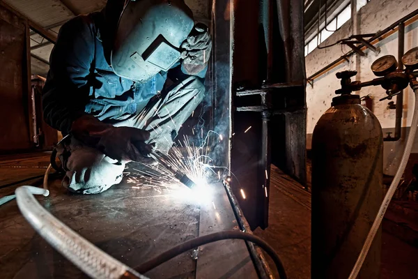 Schweißer schweißen Metall — Stockfoto