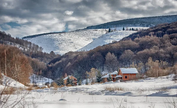 En by i bergen på vintern Stockbild