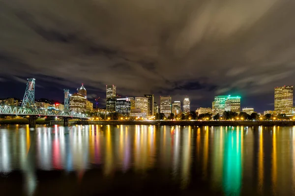 Portland oregon nachtlandschaft mit wasserreflexion — Stockfoto