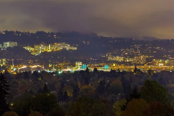Marquam Hill e Portland pontes à noite — Fotografia de Stock