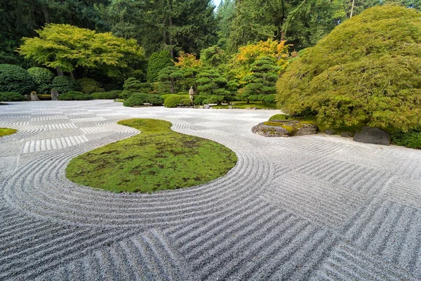 Japanska platt trädgård med rutmönster — Stockfoto