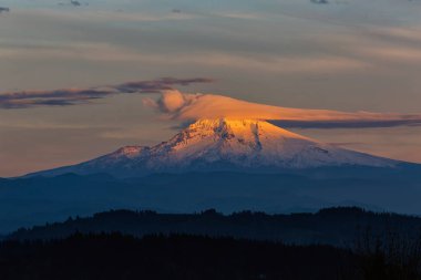 Mount Hood üzerinde merceksi bulutlar